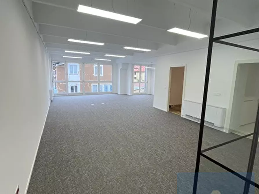 Immagine 10 di Ufficio in affitto  a Bolzano