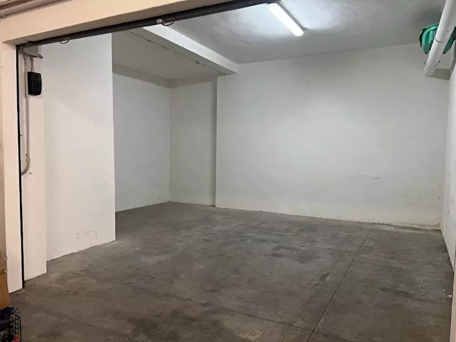Immagine 1 di Garage in vendita  a Cagliari