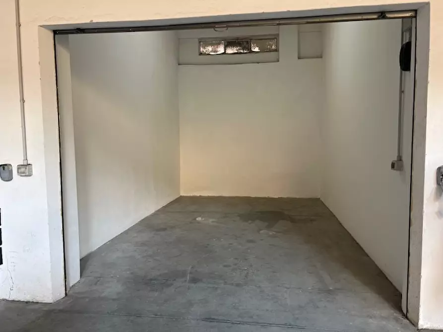 Immagine 3 di Garage in vendita  a Cagliari
