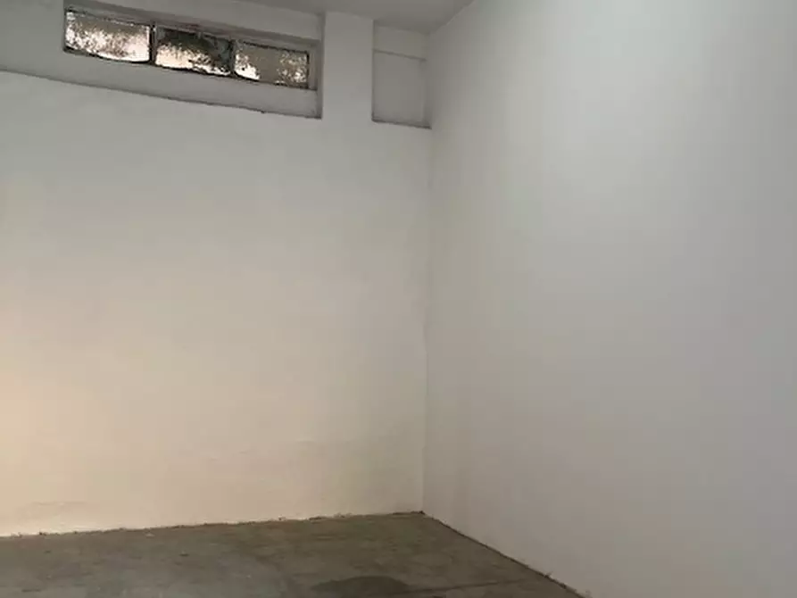 Immagine 4 di Garage in vendita  a Cagliari