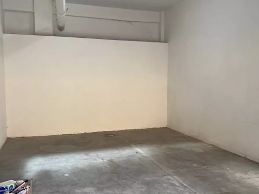 Immagine 5 di Garage in vendita  a Cagliari