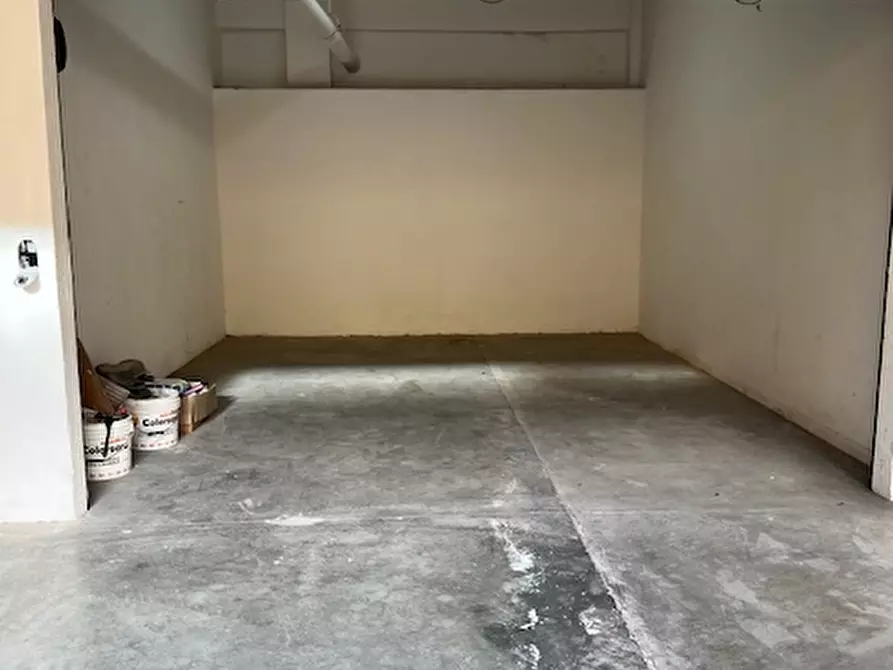 Immagine 6 di Garage in vendita  a Cagliari