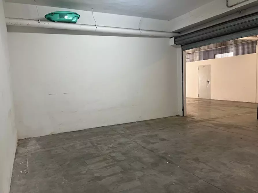 Immagine 7 di Garage in vendita  a Cagliari