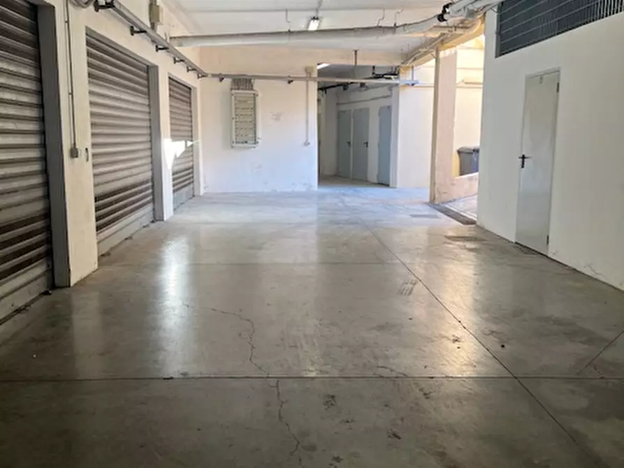 Immagine 8 di Garage in vendita  a Cagliari