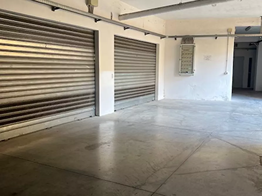 Immagine 9 di Garage in vendita  a Cagliari