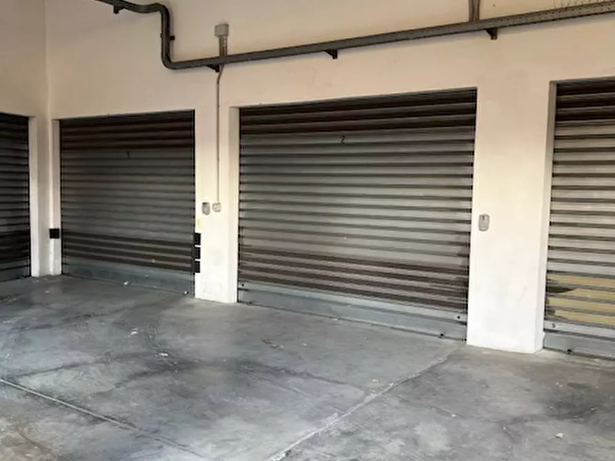 Immagine 10 di Garage in vendita  a Cagliari