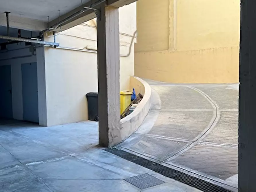 Immagine 11 di Garage in vendita  a Cagliari