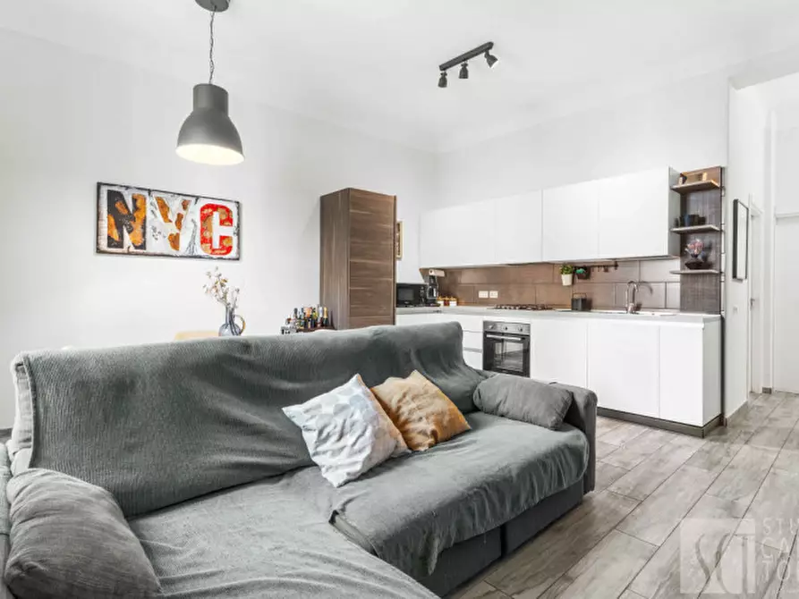 Immagine 5 di Appartamento in vendita  in via Giambellino, 67 a Milano