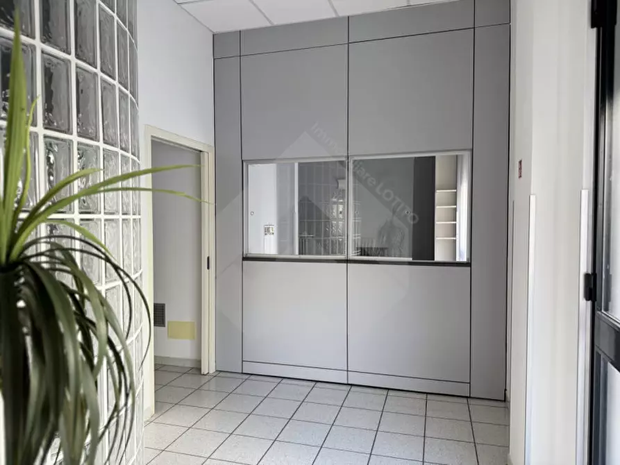 Immagine 3 di Negozio in vendita  in Via Vittorio Veneto a Andria