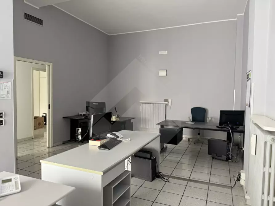 Immagine 6 di Negozio in vendita  in Via Vittorio Veneto a Andria