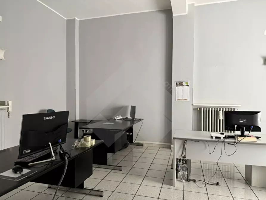 Immagine 8 di Negozio in vendita  in Via Vittorio Veneto a Andria