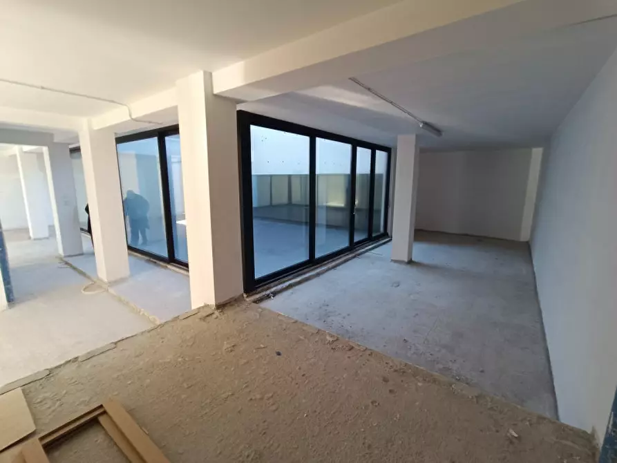 Immagine 2 di Negozio in affitto  in Via Corato a Andria