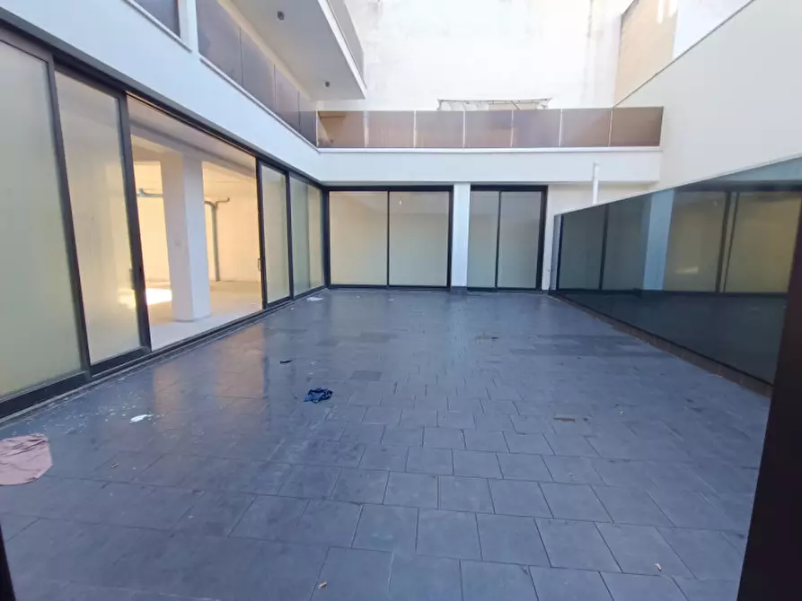 Immagine 3 di Negozio in affitto  in Via Corato a Andria