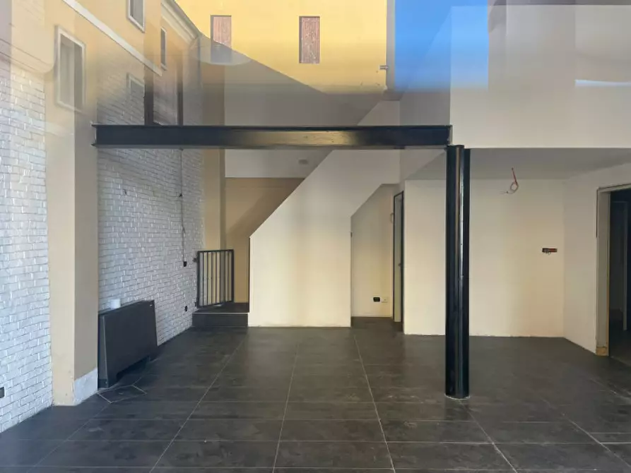 Immagine 1 di Negozio in vendita  in Piazza del Castello a Vicenza