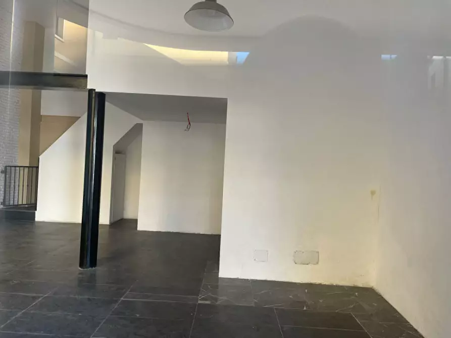 Immagine 2 di Negozio in vendita  in Piazza del Castello a Vicenza