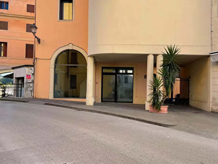 Immagine 3 di Negozio in vendita  in Piazza del Castello a Vicenza