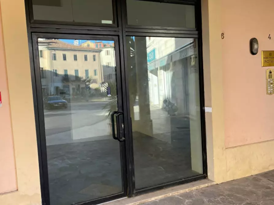 Immagine 4 di Negozio in vendita  in Piazza del Castello a Vicenza