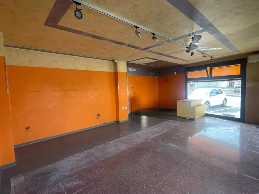 Immagine 6 di Negozio in vendita  in Via Guglielmo Marconi a Castelcucco