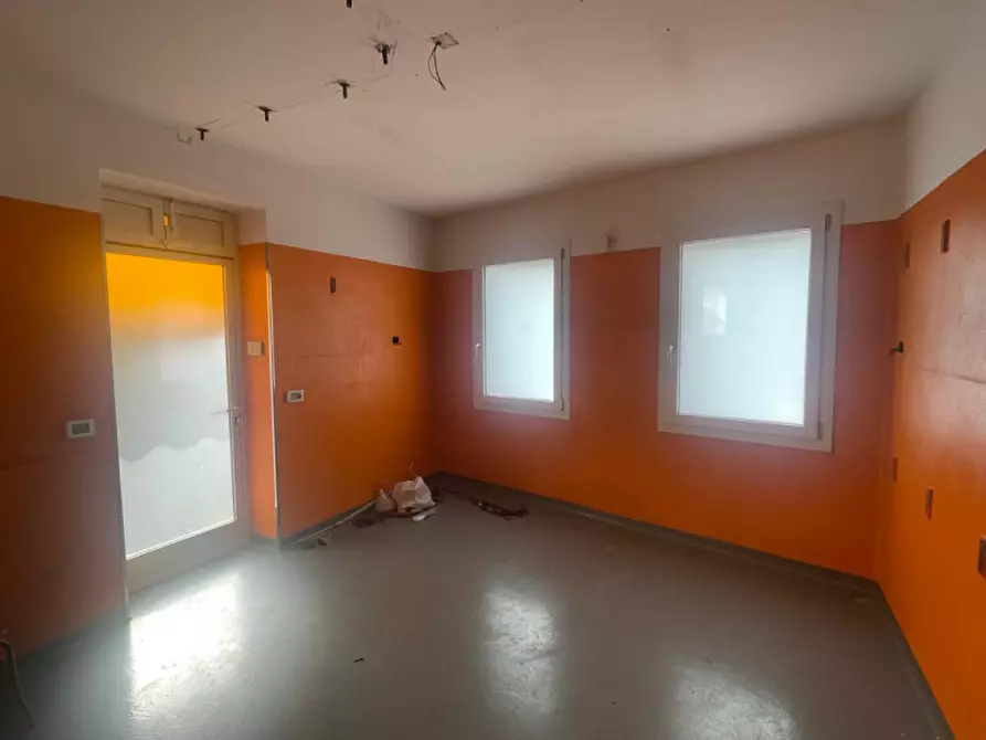 Immagine 7 di Negozio in vendita  in Via Guglielmo Marconi a Castelcucco