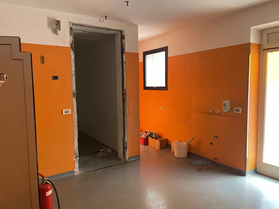 Immagine 8 di Negozio in vendita  in Via Guglielmo Marconi a Castelcucco