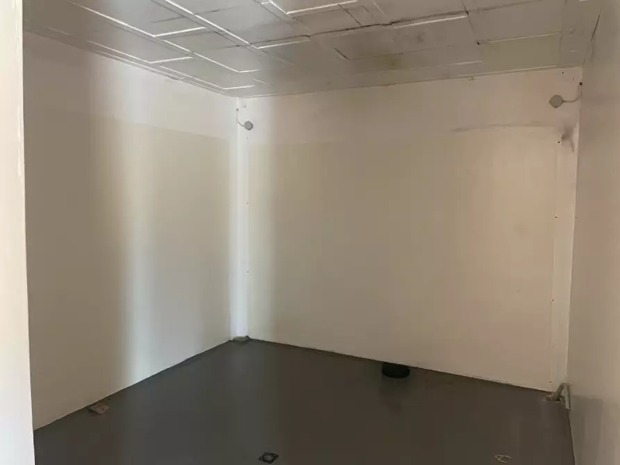 Immagine 10 di Negozio in vendita  in Via Guglielmo Marconi a Castelcucco