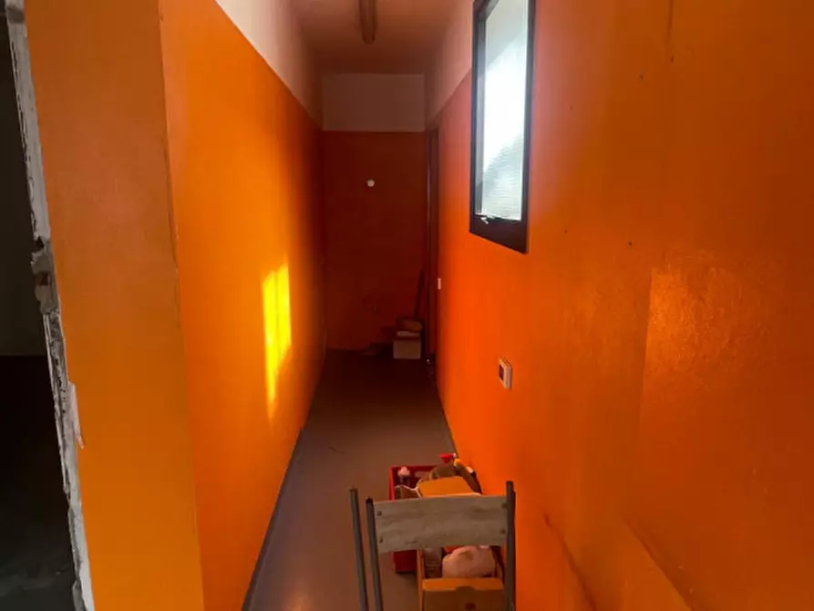 Immagine 11 di Negozio in vendita  in Via Guglielmo Marconi a Castelcucco