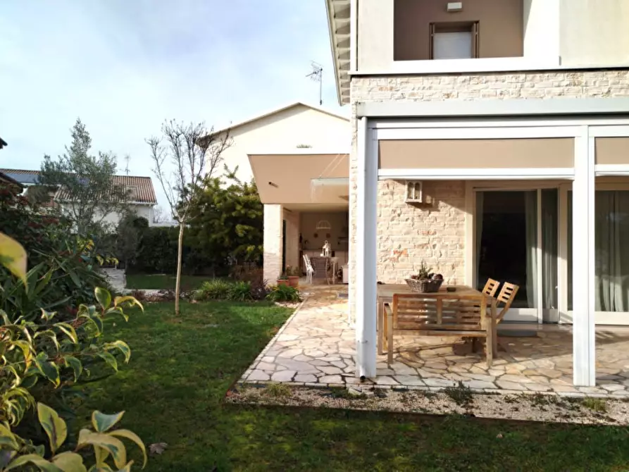 Immagine 1 di Casa trifamiliare in vendita  in Via Socrate a Montegrotto Terme