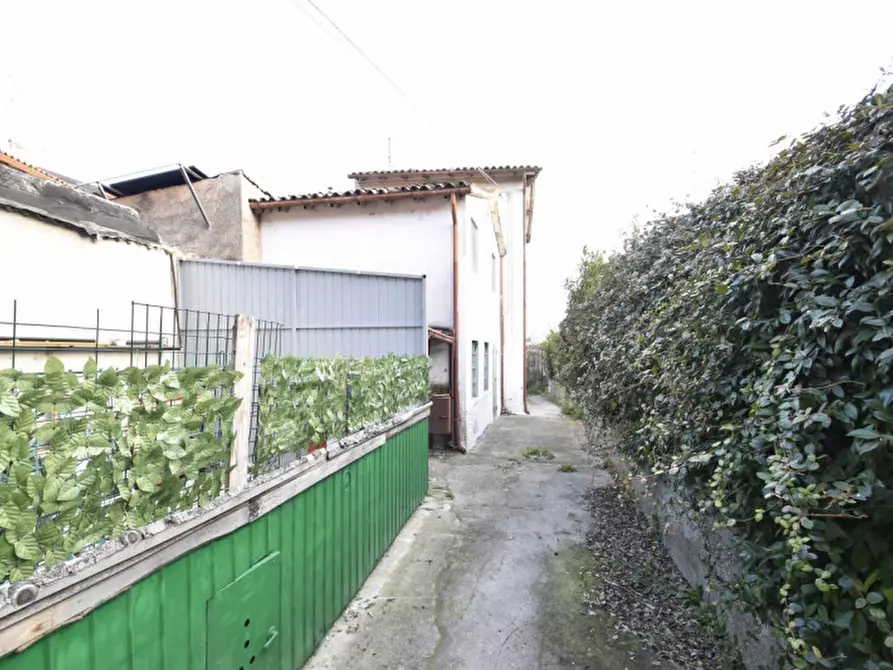 Immagine 10 di Rustico / casale in vendita  in Via Ronchi a Pastrengo