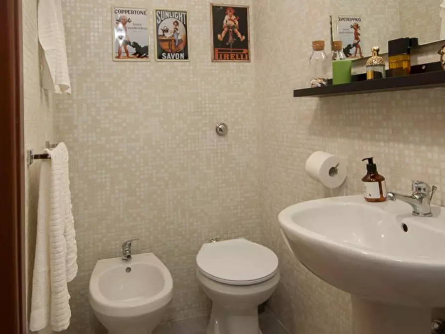 Immagine 32 di Attività commerciale in vendita  in Via Magenta a Roma