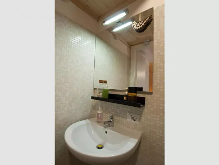 Immagine 35 di Attività commerciale in vendita  in Via Magenta a Roma