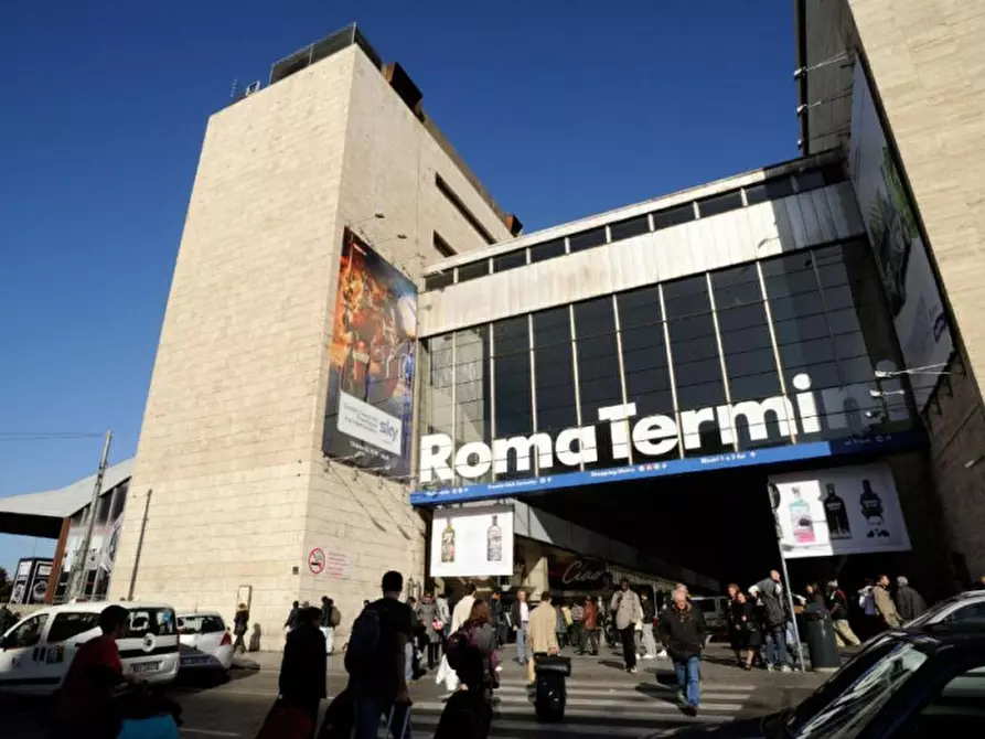 Immagine 40 di Attività commerciale in vendita  in Via Magenta a Roma