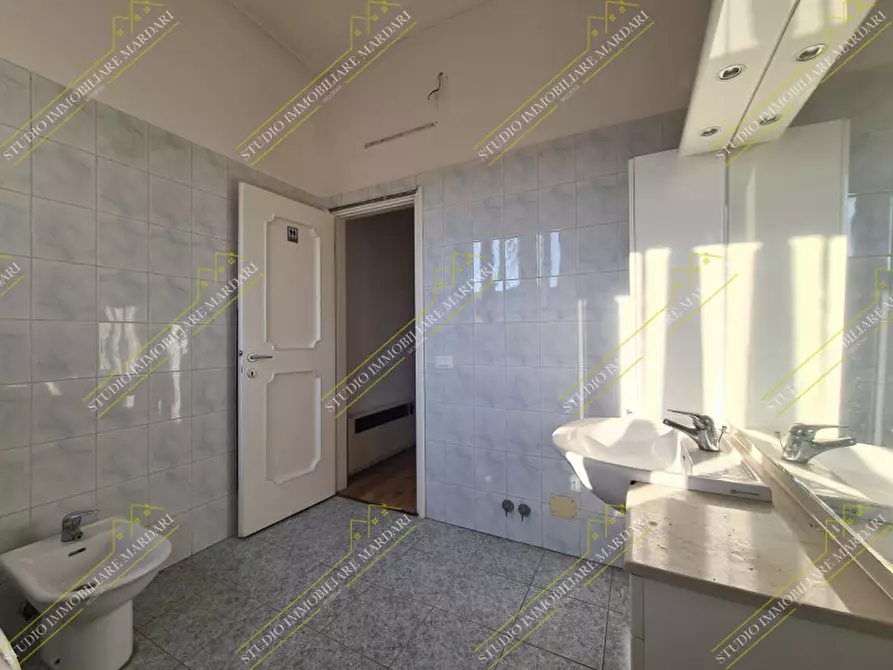 Immagine 27 di Ufficio in affitto  in via emilia est 800 a Modena