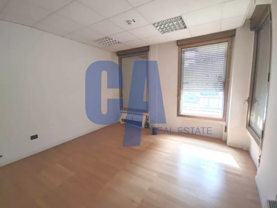 Immagine 10 di Ufficio in affitto  in PIAZZA MONTE TITANO a Milano