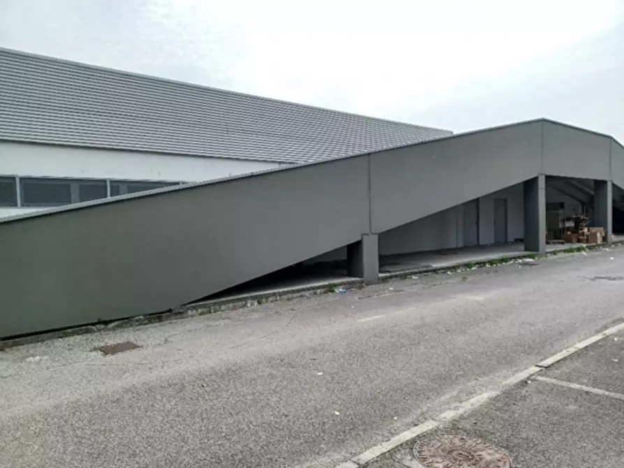 Immagine 2 di Negozio in vendita  in Via Nazionale, 130, 33010 Reana del Rojale UD, Italia a Tavagnacco