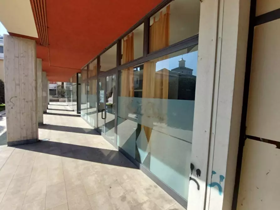 Immagine 15 di Negozio in vendita  in Via Monsigor Cazzaniga, N. 19 a Gorgonzola