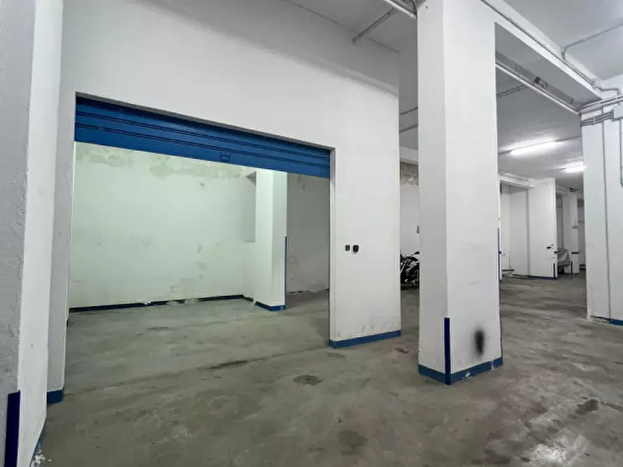 Immagine 12 di Garage in vendita  in via portogallo a Palermo