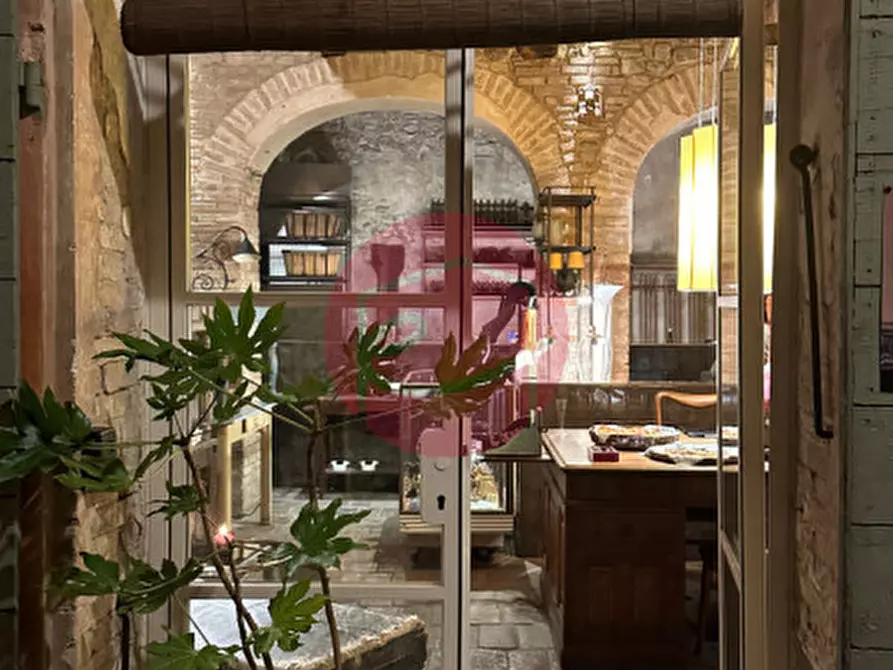 Immagine 1 di Negozio in affitto  a Santarcangelo Di Romagna