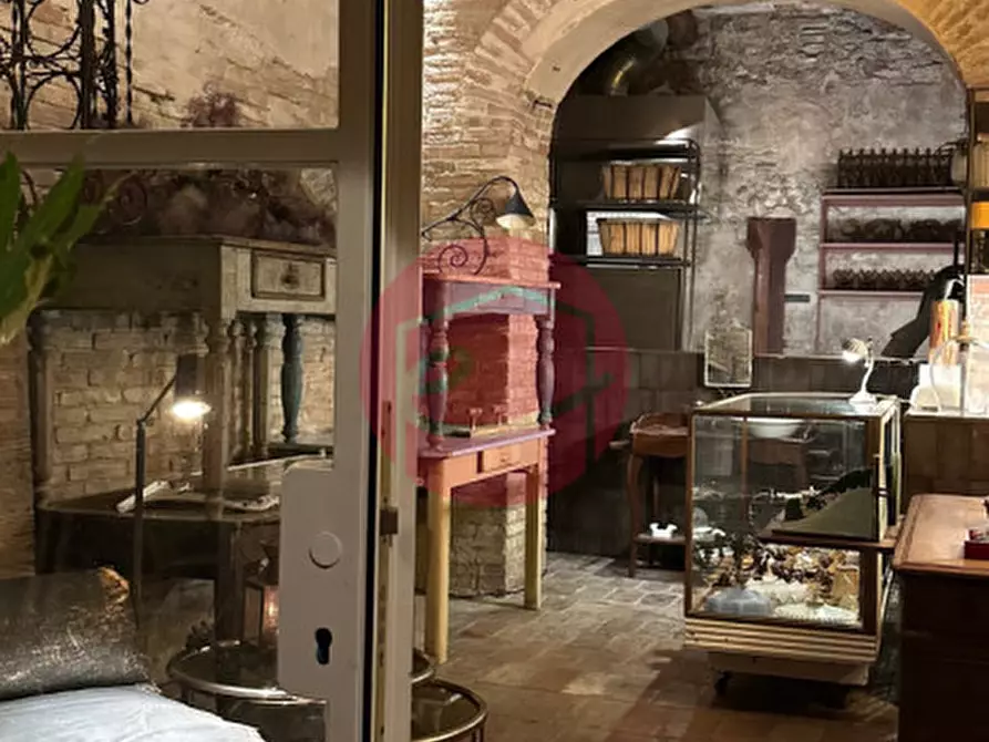 Immagine 4 di Negozio in affitto  a Santarcangelo Di Romagna