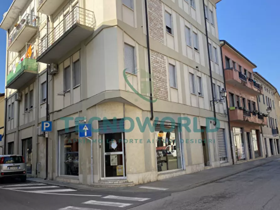 Immagine 2 di Negozio in vendita  in Via Dante a Thiene