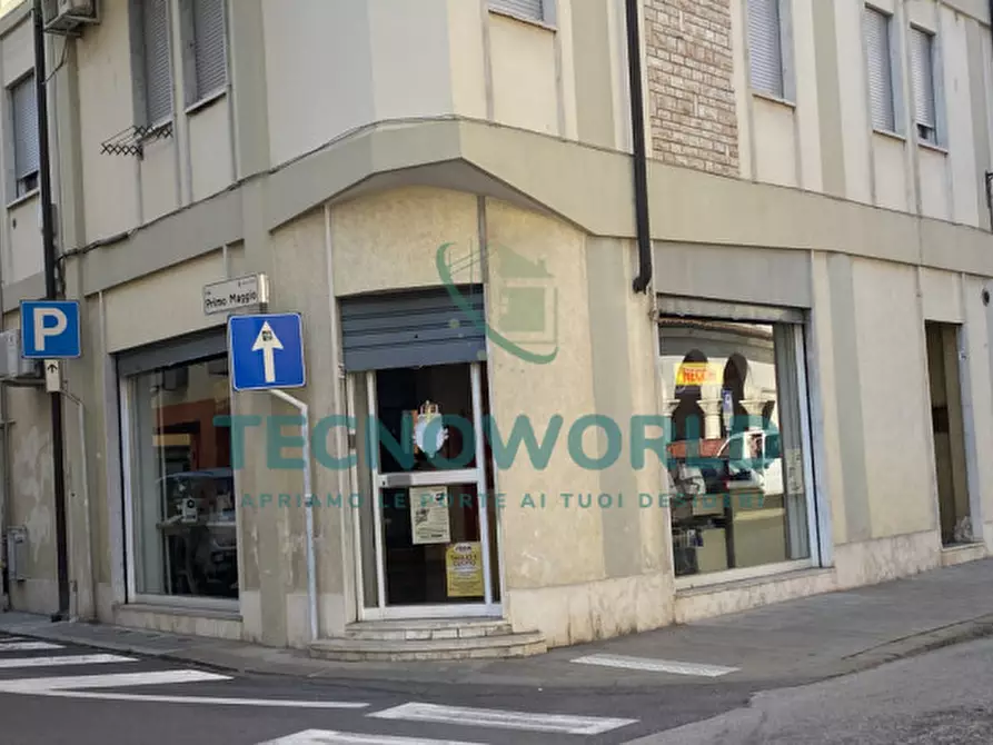 Immagine 3 di Negozio in vendita  in Via Dante a Thiene