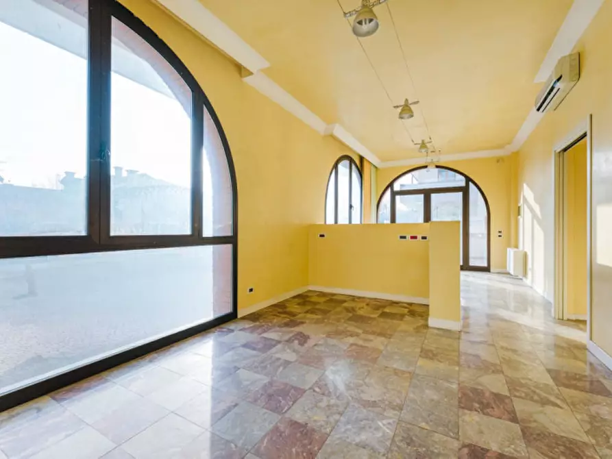 Immagine 1 di Negozio in vendita  in strà via manzoni, 5 a Stra