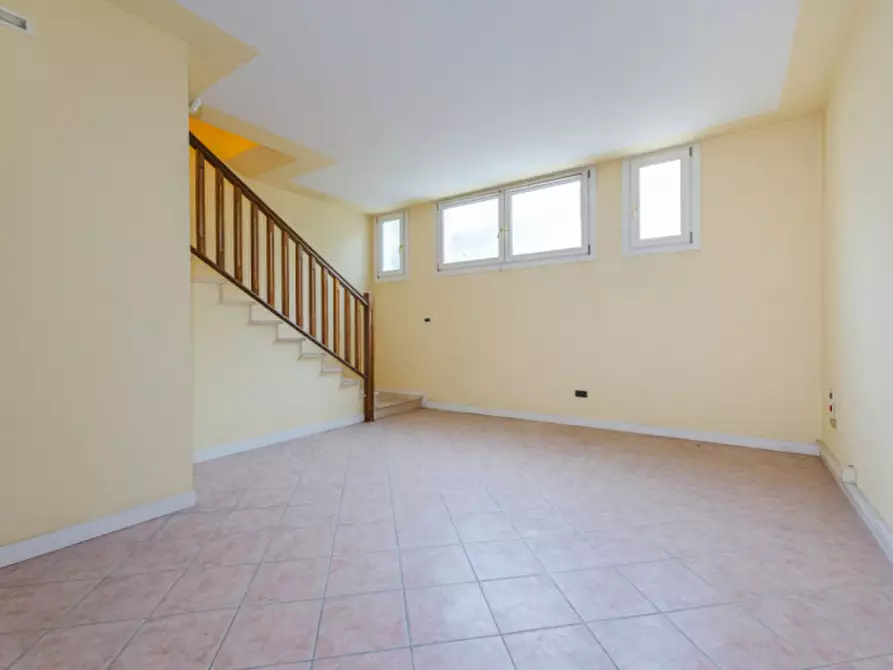 Immagine 2 di Negozio in vendita  in strà via manzoni, 5 a Stra