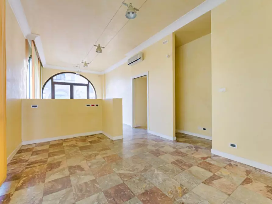 Immagine 5 di Negozio in vendita  in strà via manzoni, 5 a Stra