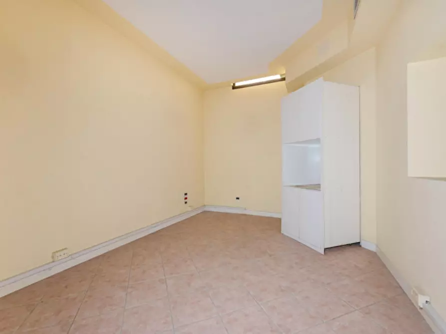 Immagine 8 di Negozio in vendita  in strà via manzoni, 5 a Stra