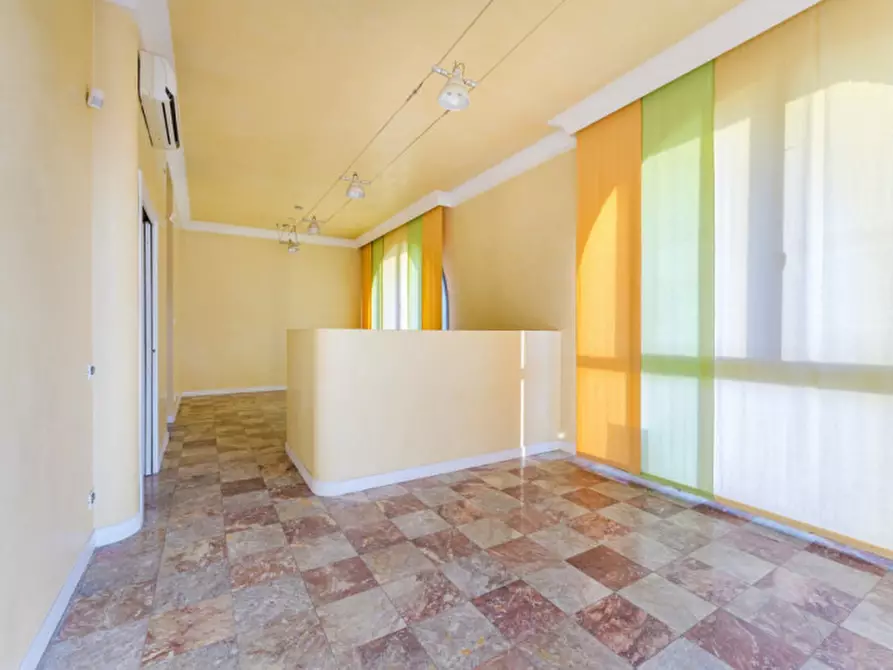 Immagine 11 di Negozio in vendita  in strà via manzoni, 5 a Stra