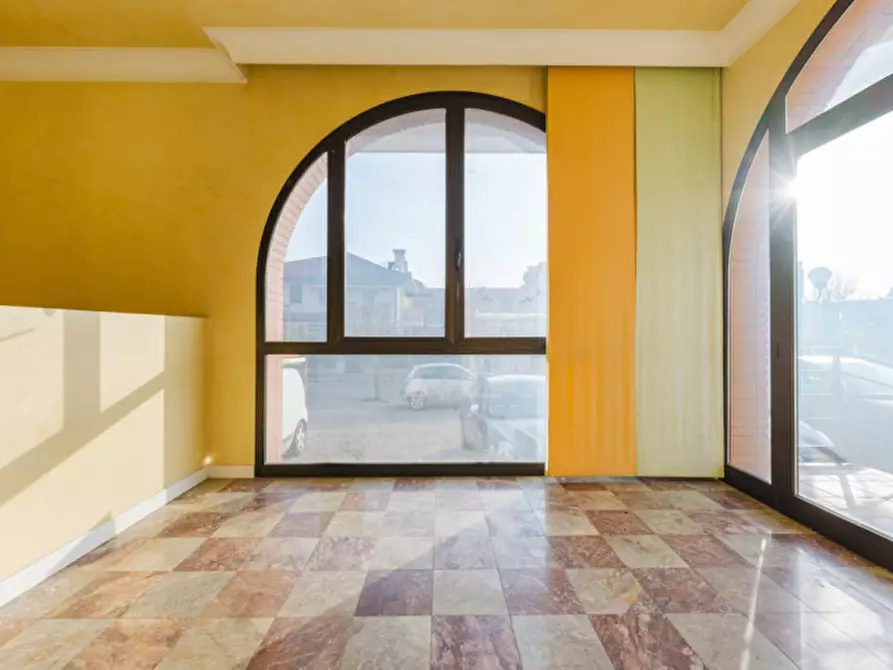 Immagine 12 di Negozio in vendita  in strà via manzoni, 5 a Stra