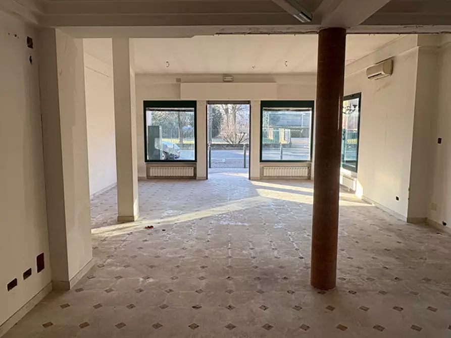 Immagine 11 di Negozio in vendita  in Via Vetrego,92 a Mirano