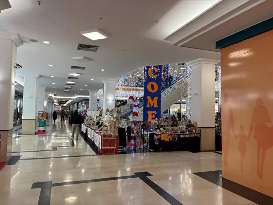 Immagine 1 di Negozio in affitto  in via italo svevo 14 a Trieste