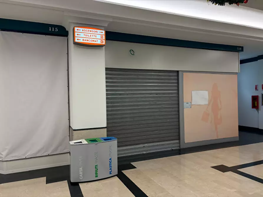 Immagine 8 di Negozio in affitto  in via italo svevo 14 a Trieste