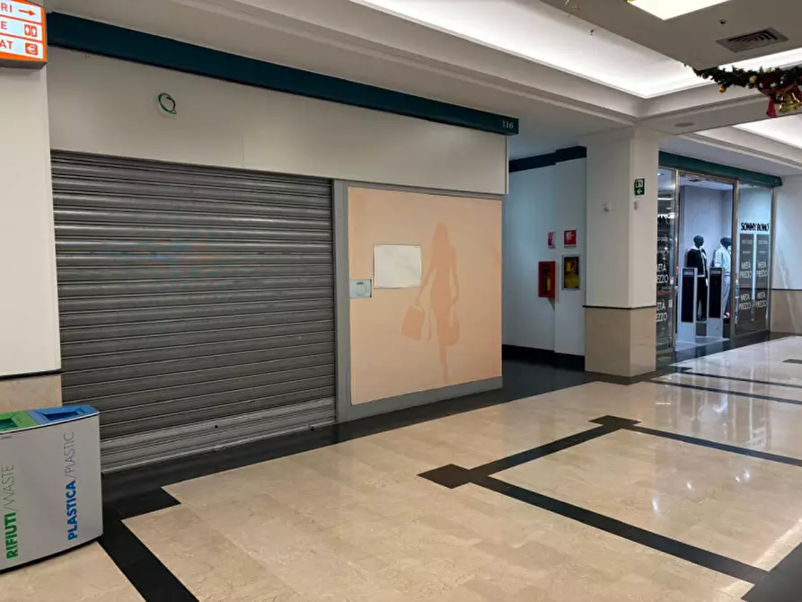 Immagine 10 di Negozio in affitto  in via italo svevo 14 a Trieste